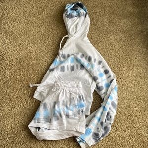 Cropped sweatshirt & shorts fit